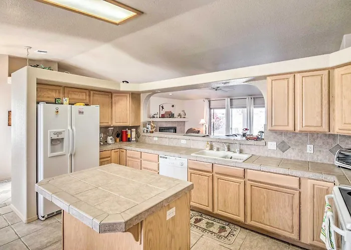 Cozy Havasu House W/ Views - 1 Mi To Water! Ferienhaus